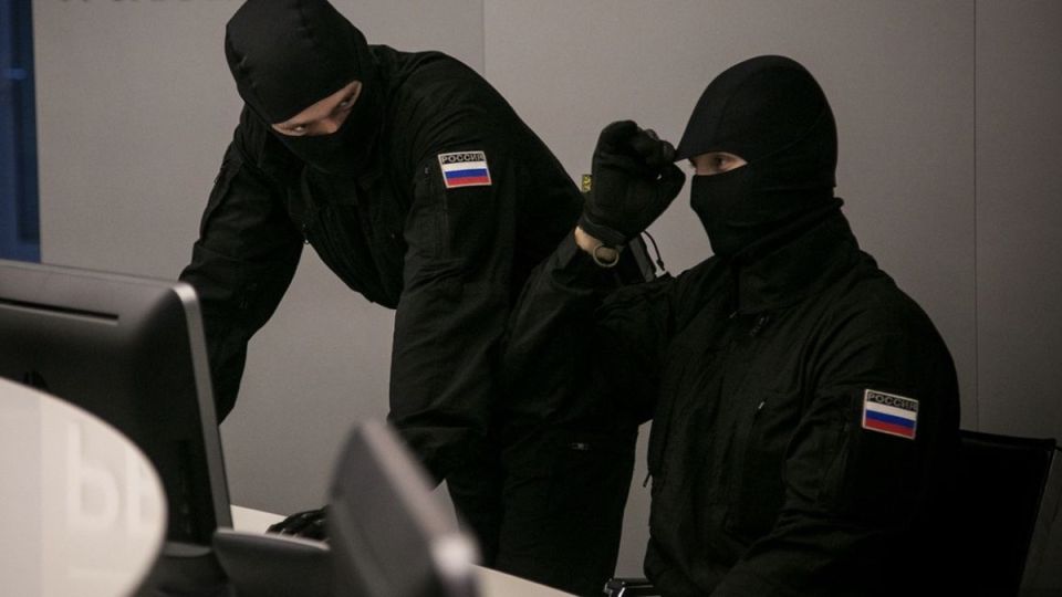 ФСБ устанавливает новый контроль: банки должны следить за клиентскими чатами