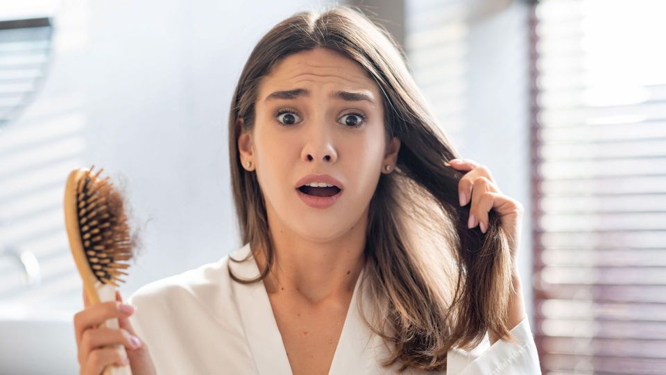 За безостановочным волосопадом скрываются болезни-убийцы: время бежать к врачу