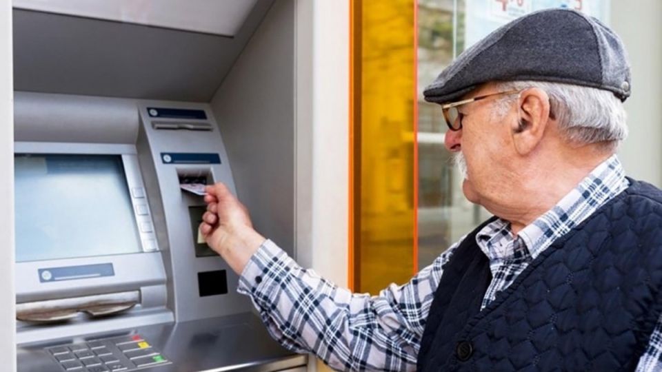 Почему пенсионерам стоит снимать деньги с карты сразу: мнение экспертов