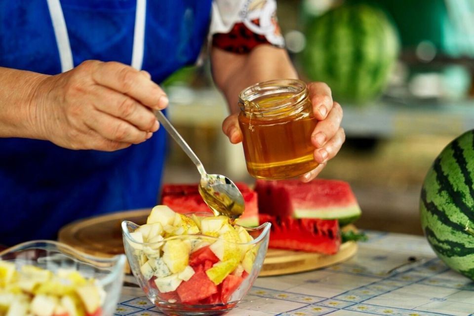 Непривычный вкус лета: оригинальный салат из арбуза и сыра