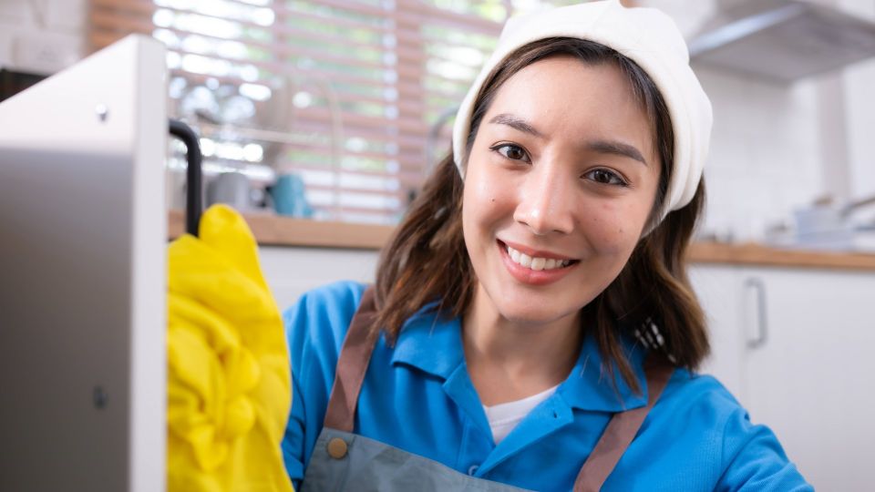 Клинеры моют кухонный гарнитур только этим средством: мигом исчезает даже «вековой» налет