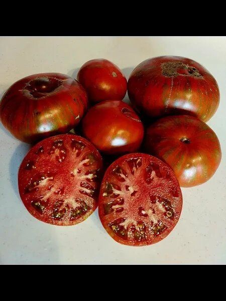 Странная вещь девушки: необычный томат с ярким внешним видом и сладким вкусом