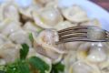 Почему в СССР ели пельмени с уксусом — привычка, которую не все понимают