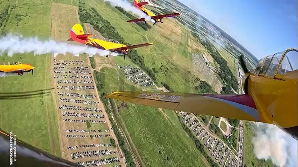 В небе над Пермью пилотажная группа «Первый полет» устроила зрелищное шоу на фестивале «Крылья Пармы»