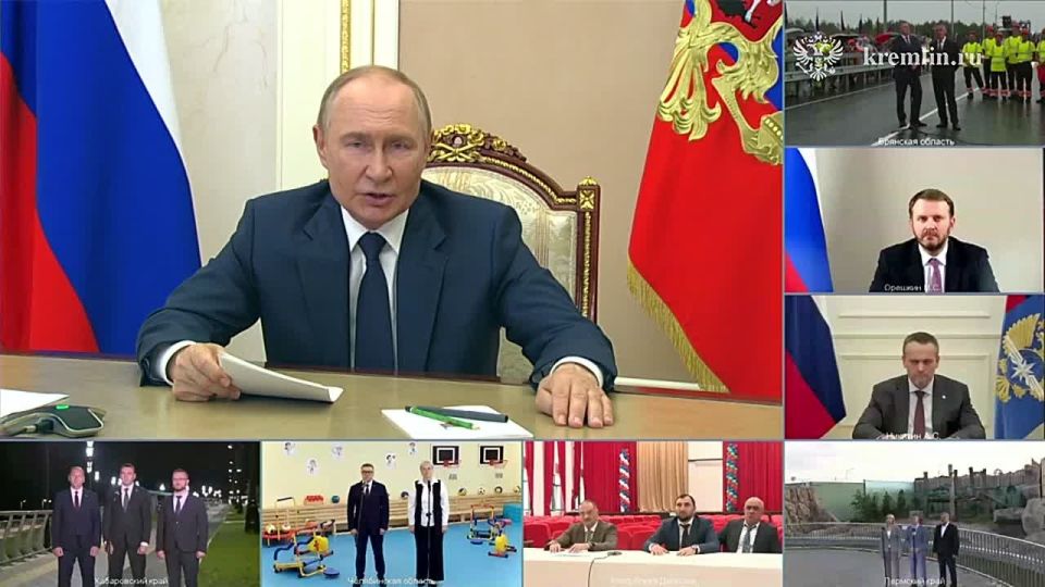 Президент по видеосвязи принимает участие в открытии новых объектов, построенных в регионах России