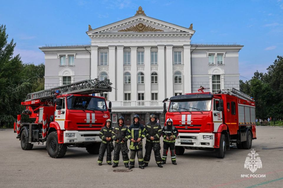 Спокойной оперативной обстановки и безопасной недели желают огнеборцы 110 пожарно-спасательной части, стоящие на страже безопасности жителей Ленинского района Перми
