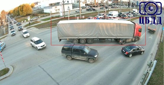 Фура перегородила полосу на Героев Хасана