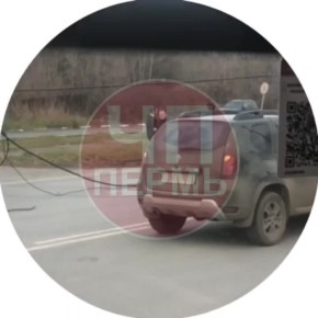 Столб упал на проезжую часть на улице Целинной