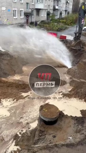 Фонтан бьет из под земли в Дзержинском районе