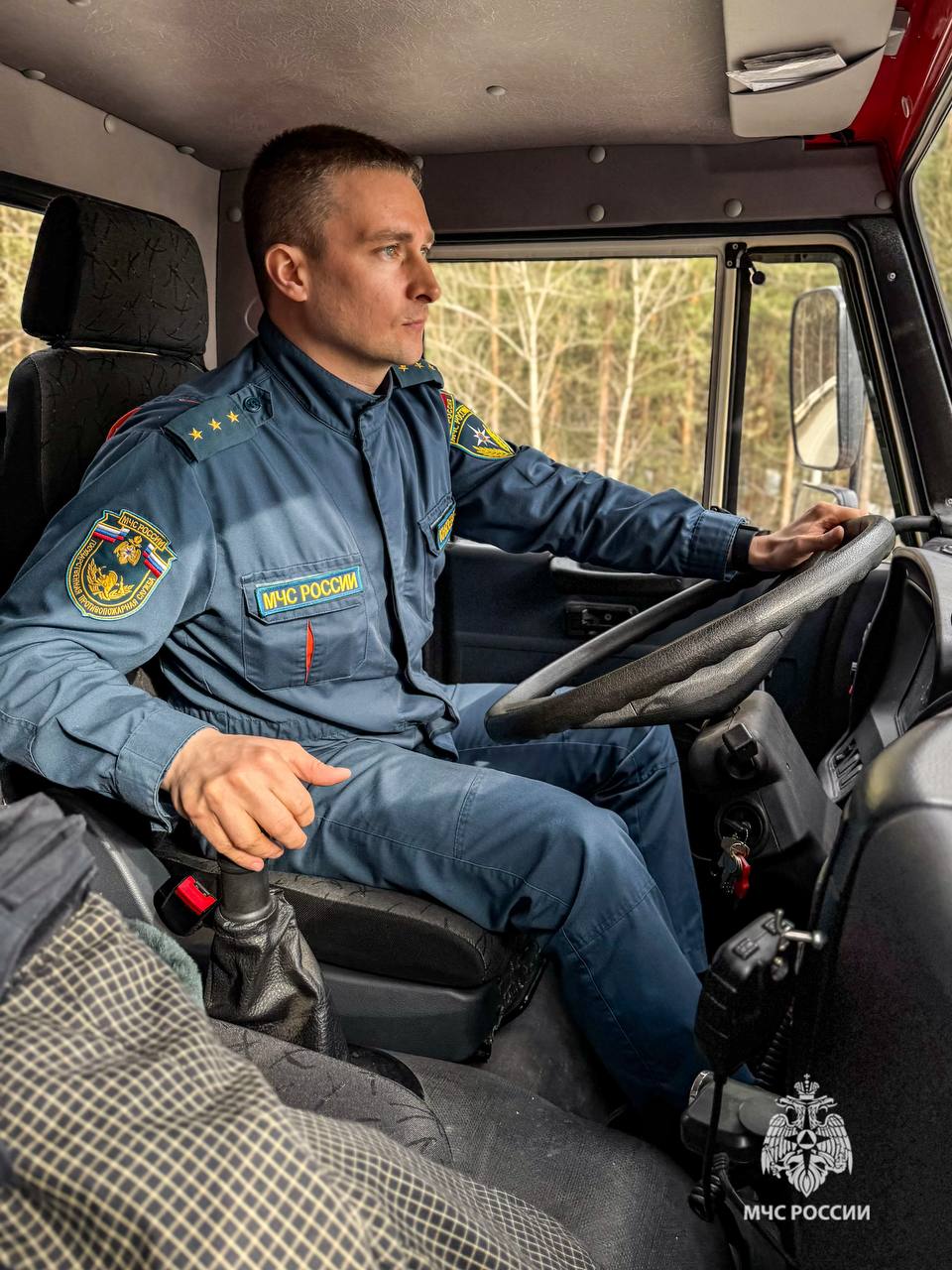 С днем автомобилиста!. От водителей МЧС России напрямую зависит скорость реагирования пожарно-спасательных подразделений С днем автомобилиста!. От водителей МЧС России напрямую зависит скорость реагирования пожарно-спасательных подразделений