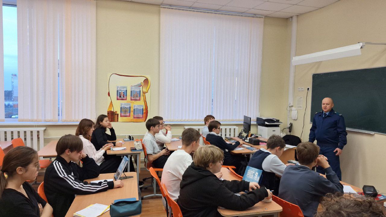 Березниковский прокурор по надзору за соблюдением законов в исправительных учреждениях Дмитрий Антонов провёл встречу со старшеклассниками МАОУ "Школа № 22" г. Березники