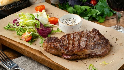 Вот почему жареное мясо получается «резиновым»: 99% хозяек допускают эту ошибку