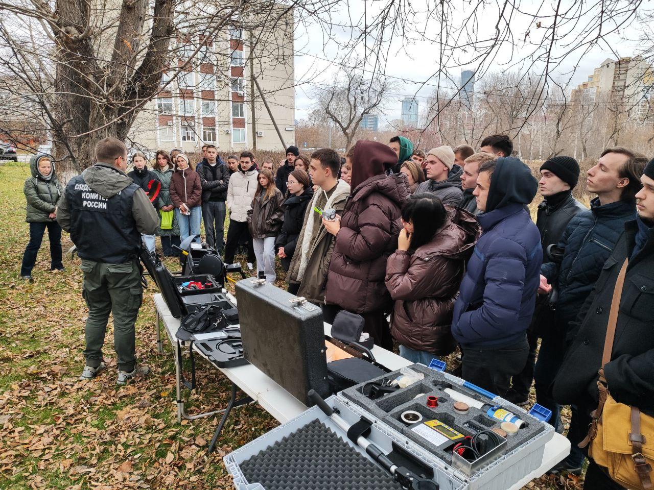 Сегодня студенты УрГЮУ получили уникальную возможность поработать в настоящей передвижной криминалистической лаборатории
