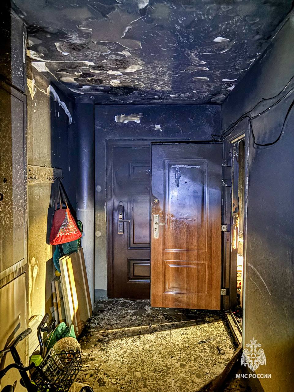 Соликамские огнеборцы спасли 8 человек на пожаре Соликамские огнеборцы спасли 8 человек на пожаре