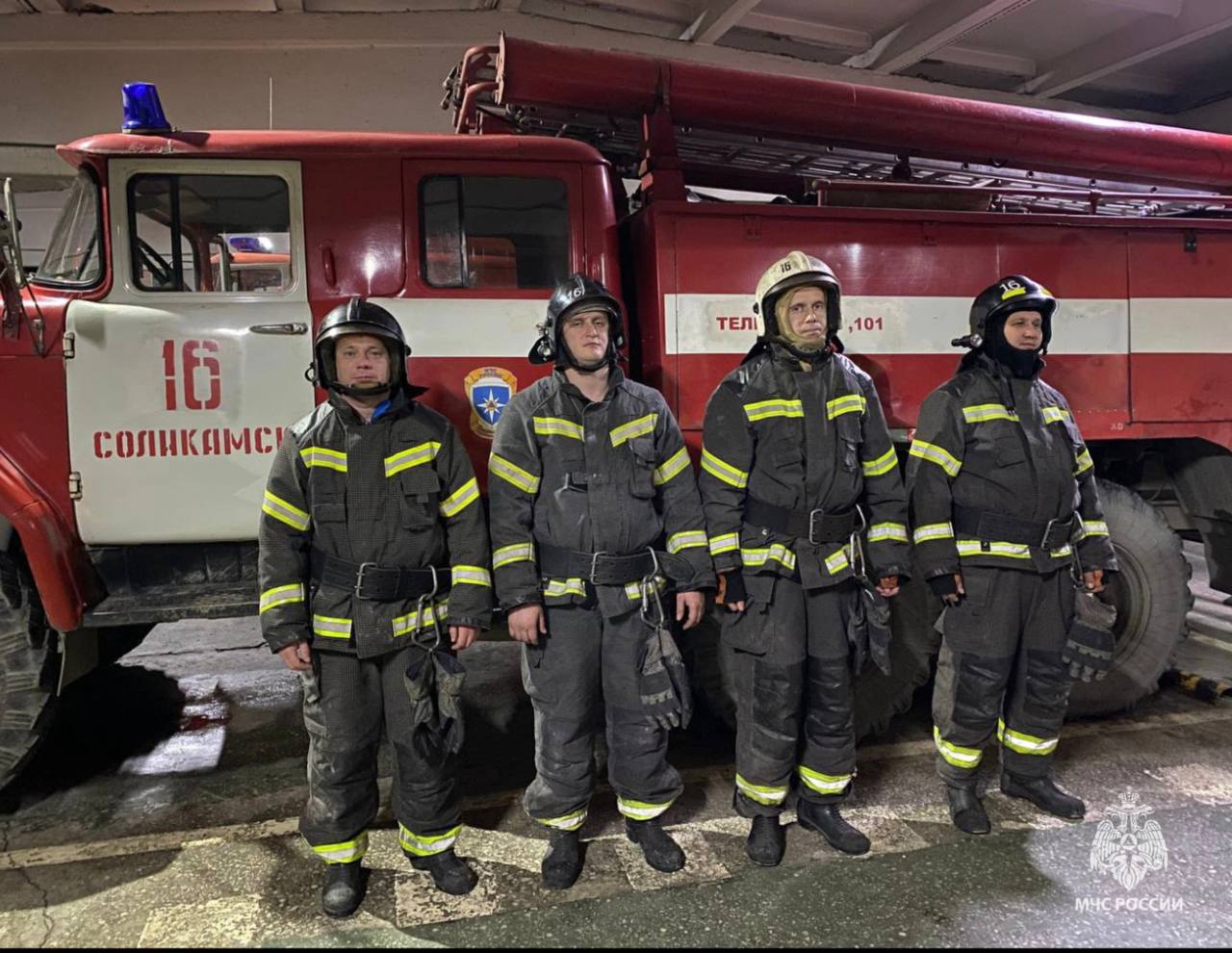 Соликамские огнеборцы спасли 8 человек на пожаре Соликамские огнеборцы спасли 8 человек на пожаре