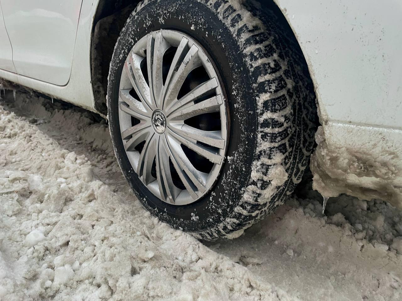 В связи с гололедицей ГИБДД призывает пермяков сменить летние шины на зимние