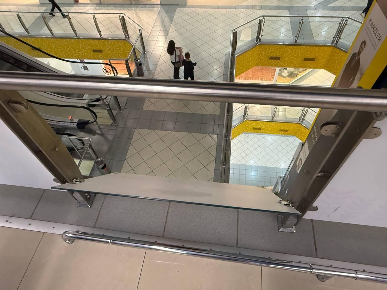 Ребенок чуть не выпал с четвертого этажа ТРК «Семья» Ребенок чуть не выпал с четвертого этажа ТРК «Семья»