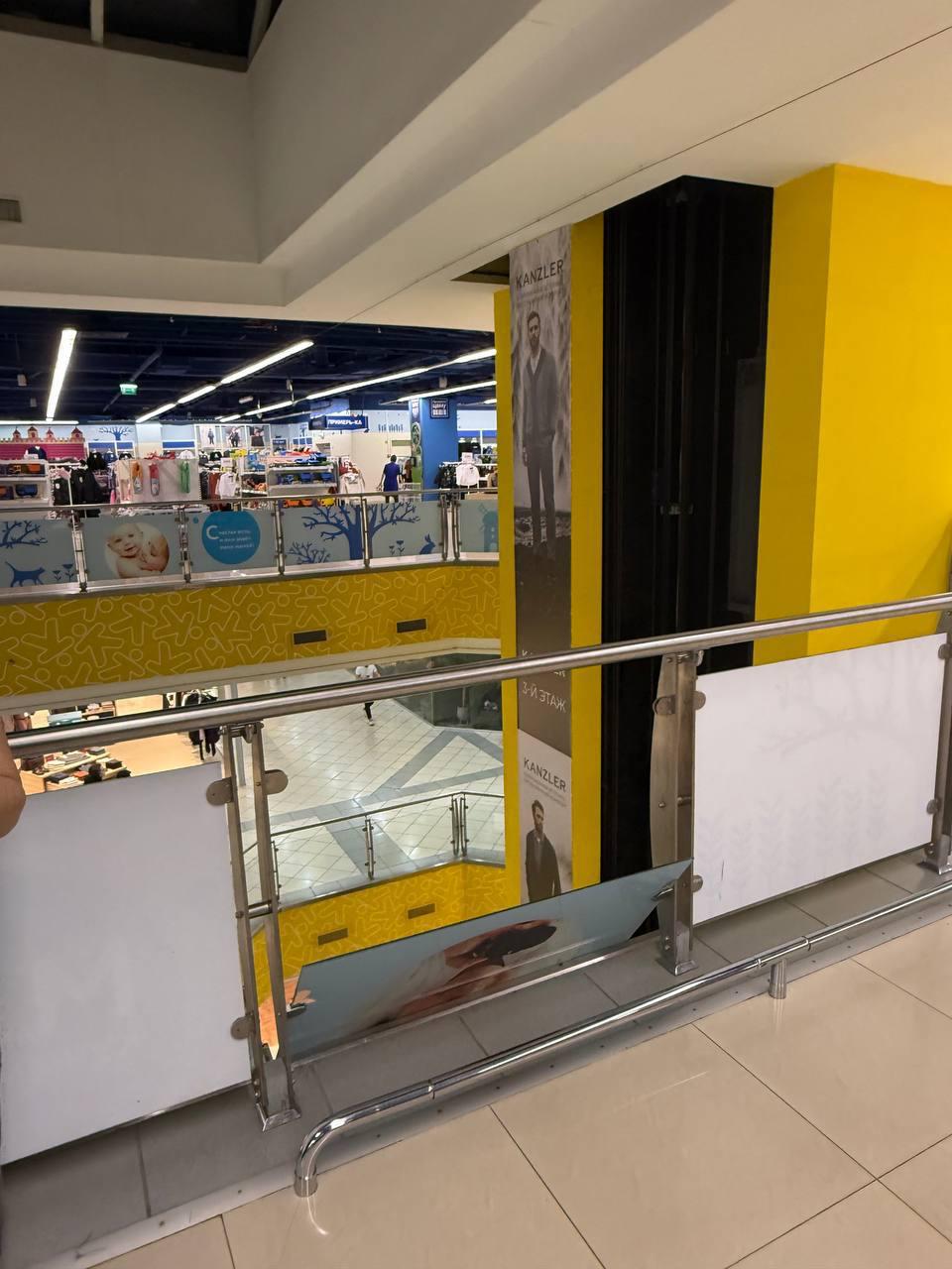 Ребенок чуть не выпал с четвертого этажа ТРК «Семья»