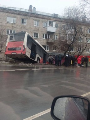 В Соликамске автобус вылетел кювет