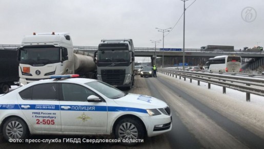 Госавтоинспекция в Свердловской области полностью перекрыла движение на участке трассы Пермь — Екатеринбург