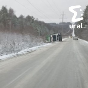 Хаос на свердловских дорогах — снег, гололёд, пробки и перевёрнутые фуры