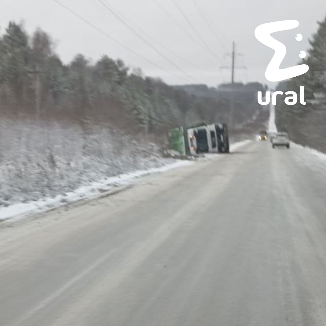 Хаос на свердловских дорогах — снег, гололёд, пробки и перевёрнутые фуры