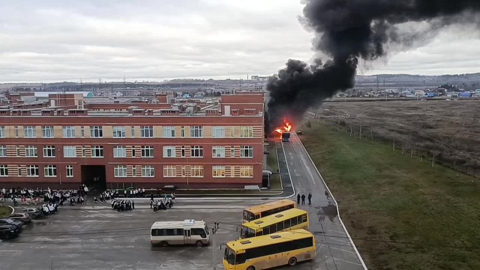 В Пермском крае эвакуировали школу из-за загоревшегося автобуса