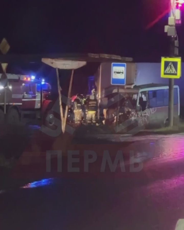 Шесть человек погибли и 15 пострадали в ДТП с маршруткой в Пермском крае