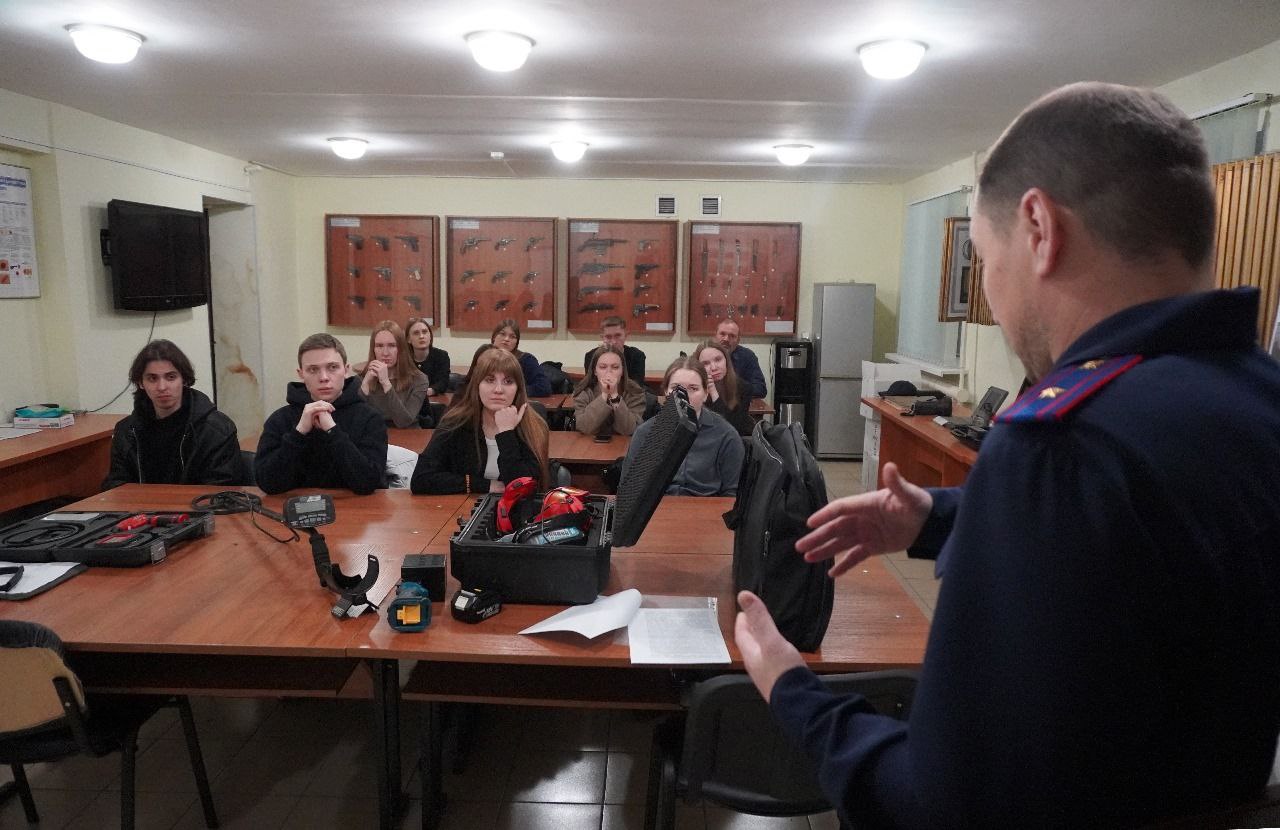 Сотрудник отдела криминалистики СУ СК России по Пермскому краю провел занятие для студентов Пермского института ФСИН России Сотрудник отдела криминалистики СУ СК России по Пермскому краю провел занятие для студентов Пермского института ФСИН России