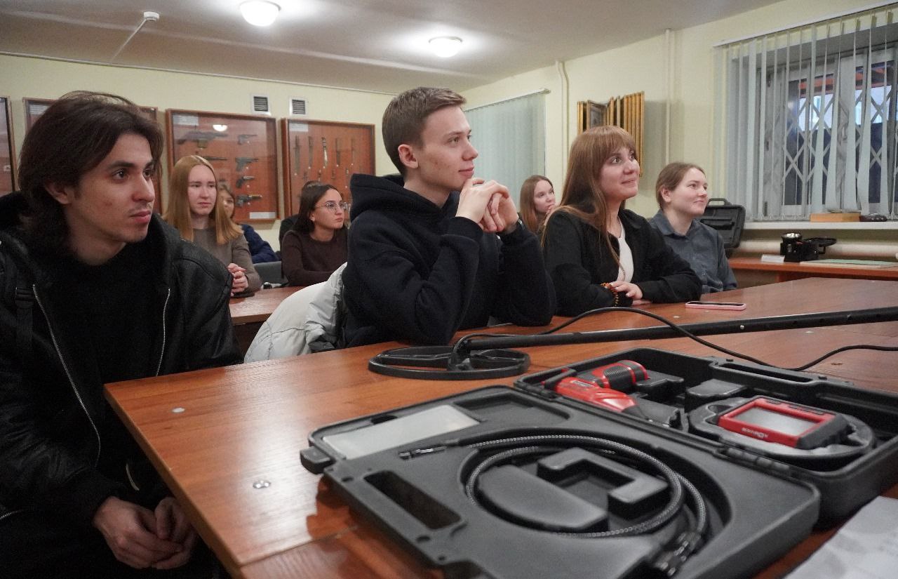 Сотрудник отдела криминалистики СУ СК России по Пермскому краю провел занятие для студентов Пермского института ФСИН России Сотрудник отдела криминалистики СУ СК России по Пермскому краю провел занятие для студентов Пермского института ФСИН России