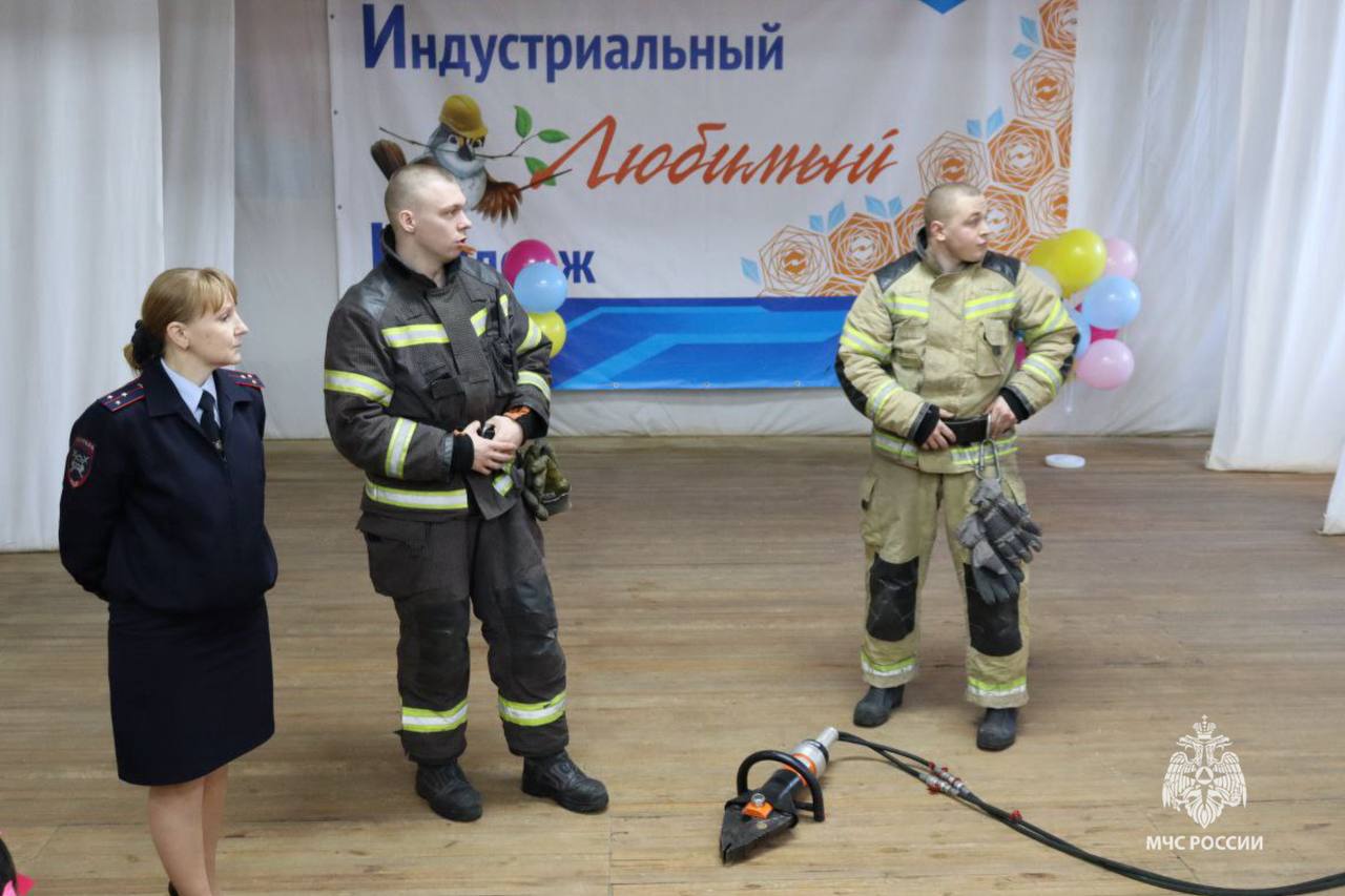 Сотрудники чрезвычайного ведомства приняли участие в крашкурсе по безопасности дорожного движения Сотрудники чрезвычайного ведомства приняли участие в крашкурсе по безопасности дорожного движения