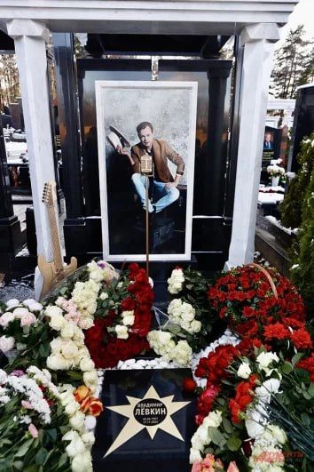 На Троекуровском открыли памятник Владимиру Левкину