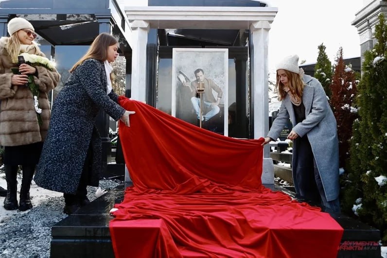 На Троекуровском открыли памятник Владимиру Левкину На Троекуровском открыли памятник Владимиру Левкину