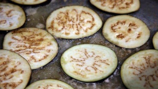 Разлетятся как горячие пирожки: нежные баклажаны в соевом соусе придутся по вкусу родным и близким