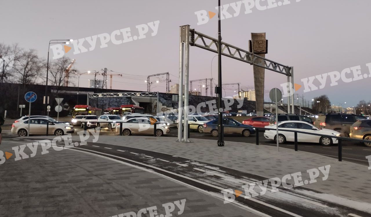 В районе ДКЖ адская пробка В районе ДКЖ адская пробка