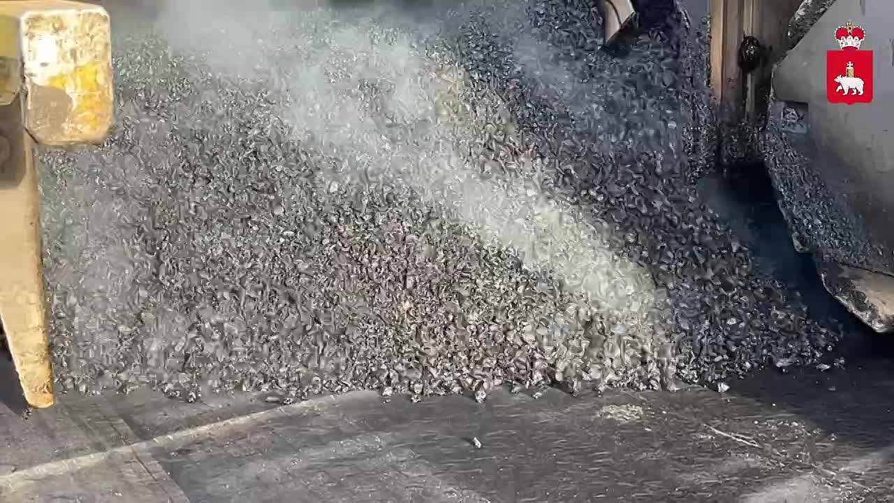 Показываем, как на минувшей неделе асфальтировали путепровод на ул. Карпинского