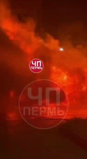 Пять автомобилей сгорело на парковке на улице Куфонина, пишут в соцсетях