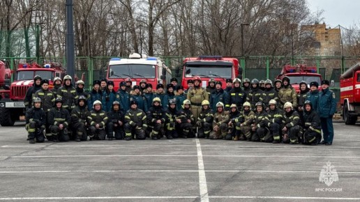 Огнеборцы МЧС России отработали навыки тушения в спортивном комплексе