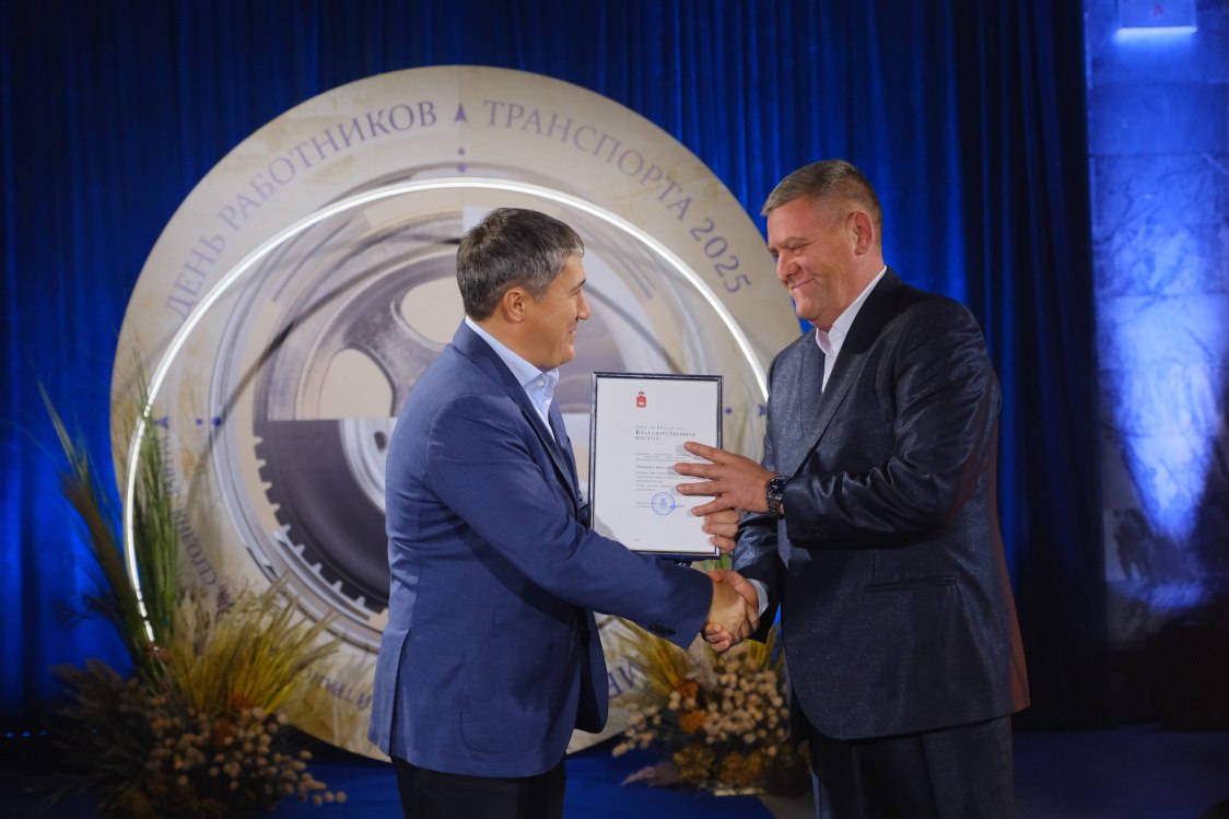 Работникам транспортной отрасли Прикамья вручили благодарности от спикера краевого парламента Валерия Сухих Работникам транспортной отрасли Прикамья вручили благодарности от спикера краевого парламента Валерия Сухих
