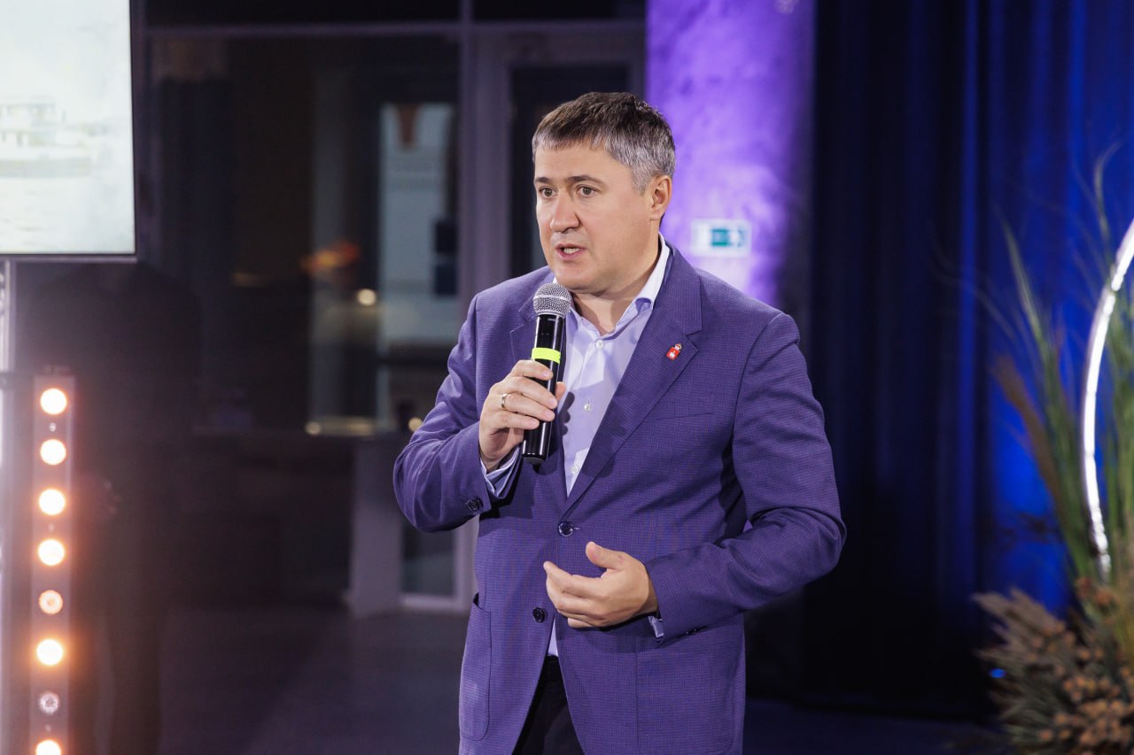 Работникам транспортной отрасли Прикамья вручили благодарности от спикера краевого парламента Валерия Сухих Работникам транспортной отрасли Прикамья вручили благодарности от спикера краевого парламента Валерия Сухих