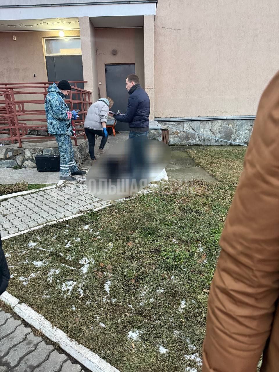 В ЖК «Полет» на шоссе Космонавтов вчера перед подъездом обнаружили тело подростка