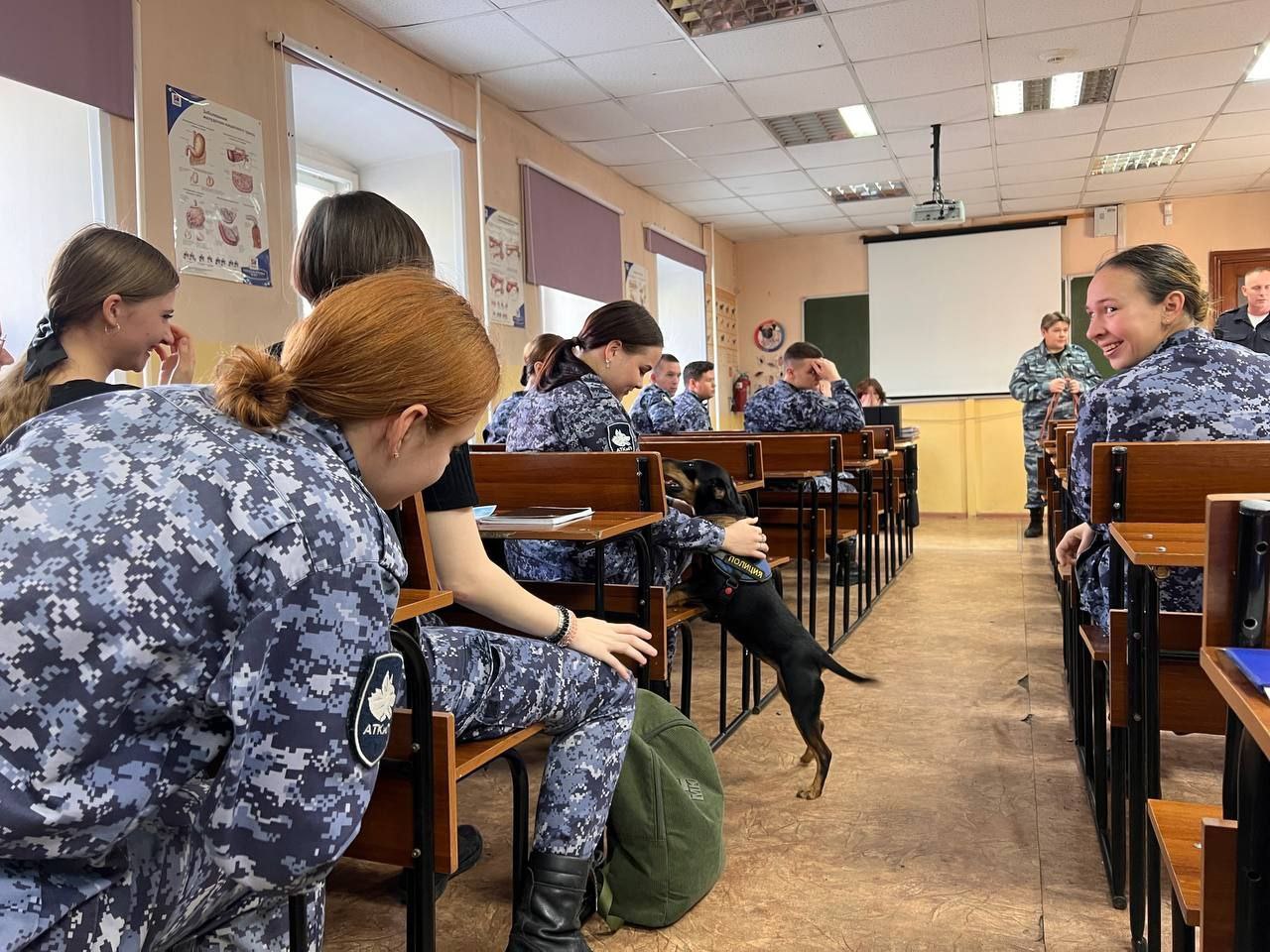 Будущие кинологи и транспортная полиция: диалог о службе