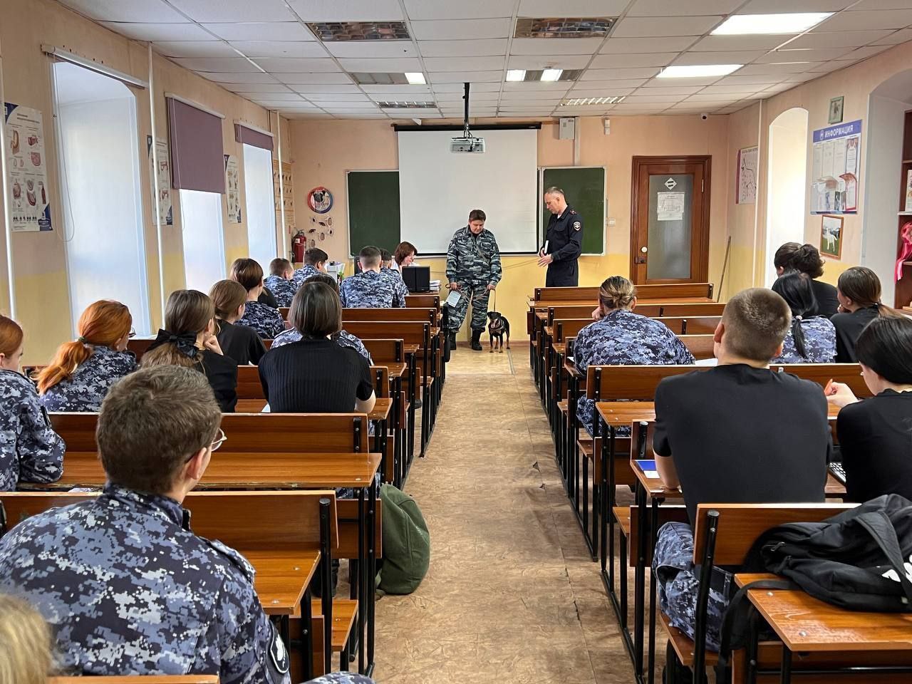 Будущие кинологи и транспортная полиция: диалог о службе Будущие кинологи и транспортная полиция: диалог о службе