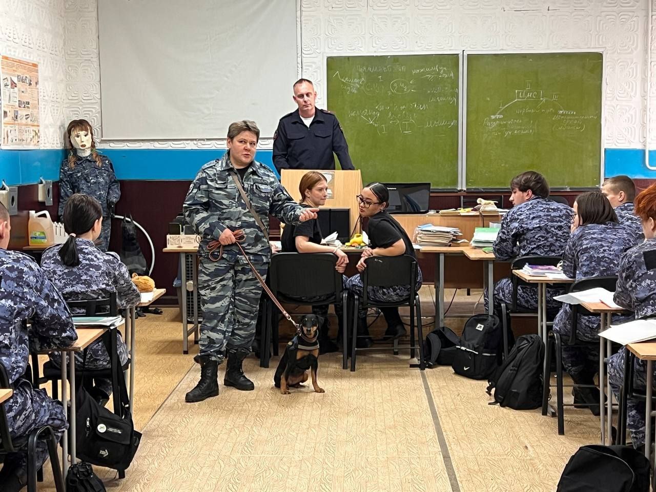 Будущие кинологи и транспортная полиция: диалог о службе Будущие кинологи и транспортная полиция: диалог о службе