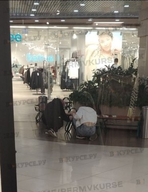 Подростки решили сделать себе пирсинг прямо на лавочке ТРК «Семья»