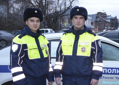 Пермские полицейские помогли автоледи и её дочери, два часа простоявшим на трассе из-за поломки машины