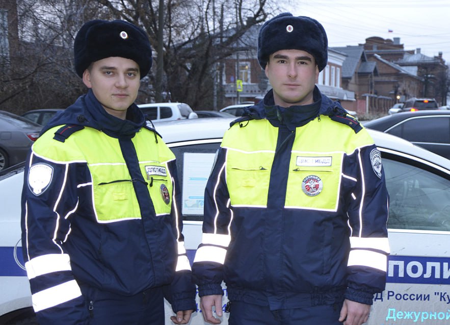 Пермские полицейские помогли автоледи и её дочери, два часа простоявшим на трассе из-за поломки машины