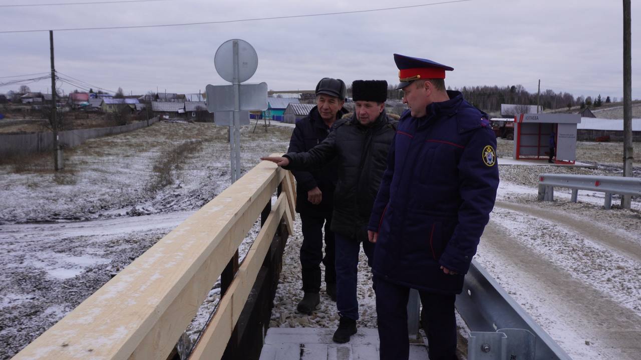 Жители деревень в Октябрьском муниципальном округе поблагодарили сотрудников СК России за оказанное содействие в восстановлении их прав на транспортную доступность Жители деревень в Октябрьском муниципальном округе поблагодарили сотрудников СК России за оказанное содействие в восстановлении их прав на транспортную доступность