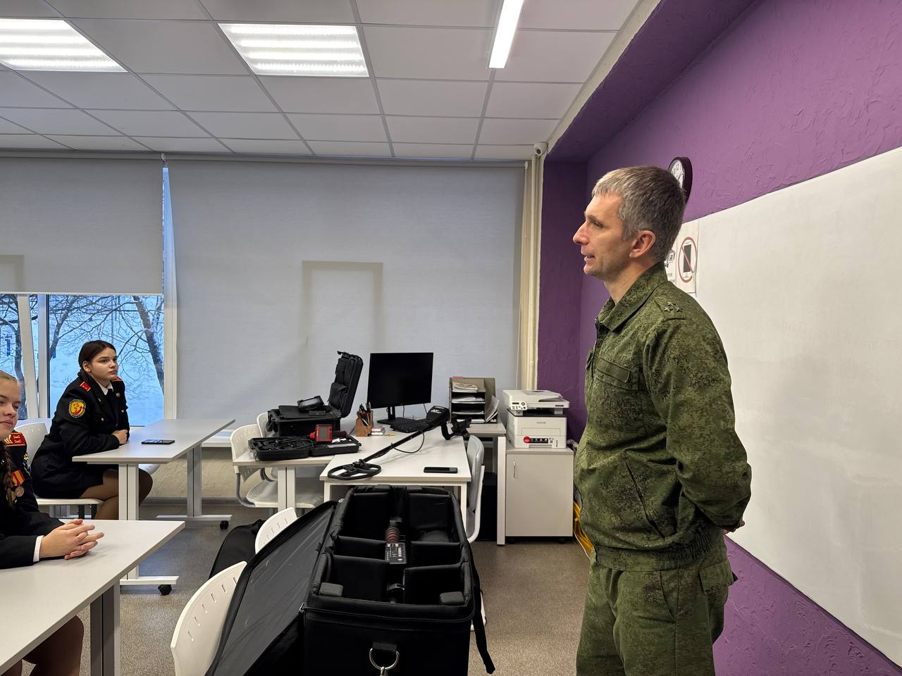 В Пермском крае сотрудник краевого СК России провел занятие для кадет подшефного класс