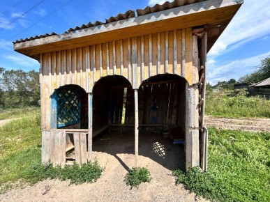 Жители с. Меча, расположенного в Кишертском муниципальном округе, вынуждены ожидать общественный транспорт под крышей вот такого остановочного павильона